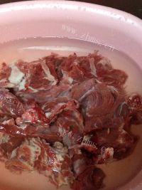 色泽鲜亮的红烧牛肉面做法图解1)