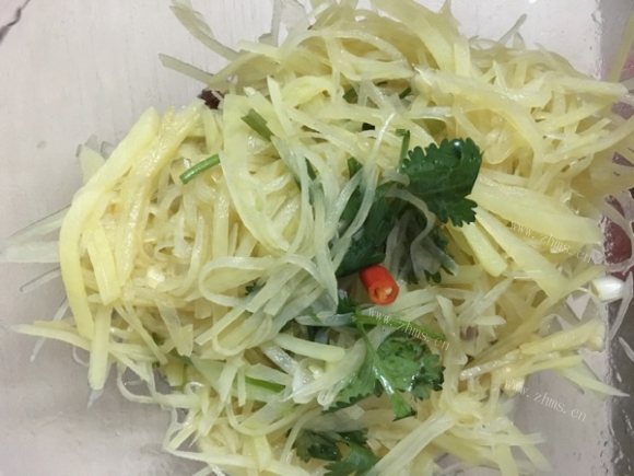 热腾腾的凉拌土豆丝