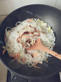美味的鸡蛋炒米粉做法图解6)
