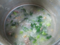 香味浓郁的青菜黄豆排骨大米粥做法图解10)