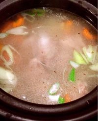 美味的红枣山药排骨汤做法图解5)