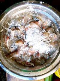 诱人番茄柠檬鱼做法图解2)