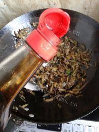 色泽鲜亮的炒茄丝做法图解6)