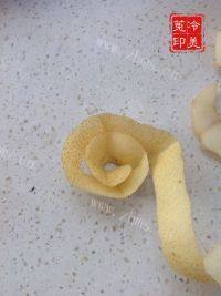 美味自制梨皮玫瑰花做法图解3)