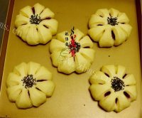 美味的紫薯花包做法图解9)