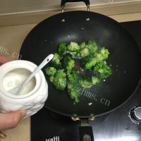 家常菜蒜炒西兰花做法图解7)