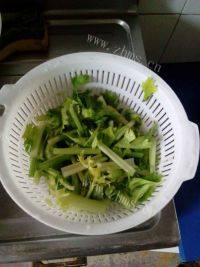 家常菜芹菜豆干做法图解2)