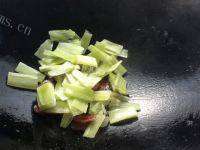香鲜至极的莴笋炒腊肠做法图解4)