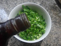 美味的韭菜鱿鱼馅馄饨做法图解5)