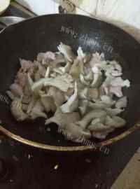 营养袖珍菇炒猪肉做法图解5)