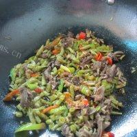 家常菜酸豆角炒鸭胗做法图解9)