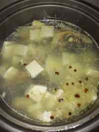 家常菜鱼头炖豆腐做法图解5)