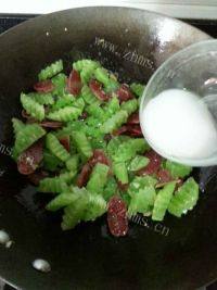 家常菜莴笋炒腊肠做法图解11)
