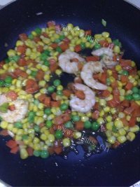 鲜美的什锦虾仁煲仔饭做法图解3)