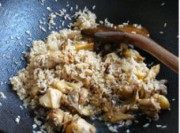 美味的彩蔬烩鸡油饭做法图解7)
