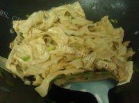 简易的腐竹炒肉片做法图解9)