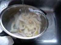 美味的鱼翅煲猪骨汤做法图解4)