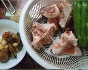 苦瓜猪骨汤做法图解1)