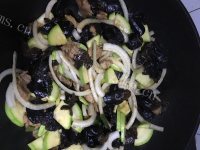 家常菜木耳炒肉片做法图解7)