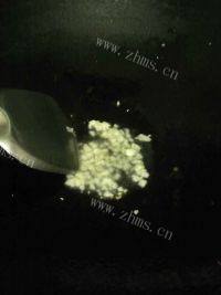 口感丰厚的蒜薹炒肉做法图解3)