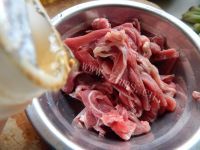 美味花菜炒牛肉做法图解2)