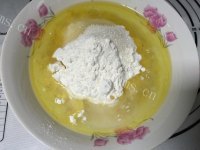 营养丰富的豆沙菊花酥做法图解1)