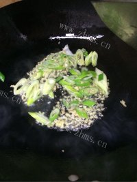 美味的蒜薹炒羊肉片做法图解4)