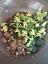 家常菜西兰花炒肉做法图解4)
