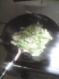 家常菜肉炒包菜做法图解3)