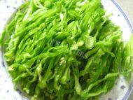 家常青椒炒肉丝做法图解1)