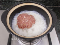 美味的肉饼咸蛋煲仔饭做法图解9)