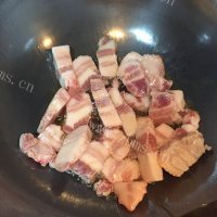 好吃的五花肉炖土豆做法图解2)
