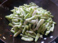家常菜四季豆炒肉片做法图解5)