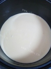 热腾腾的电饭煲蛋糕做法图解4)
