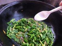 「美味可口」蒜薹炒肉做法图解9)