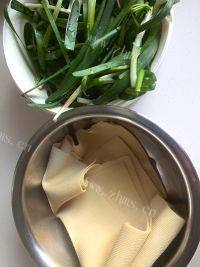 家常菜韭菜炒豆皮做法图解2)