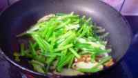 家常菜芹菜炒豆干做法图解3)