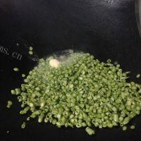 可口的豆角炒蛋做法图解5)