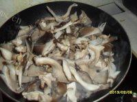 简单的蘑菇炒肉做法图解8)
