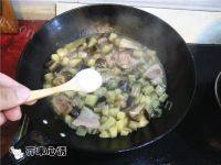 家常菜茄子土豆炖肉做法图解8)