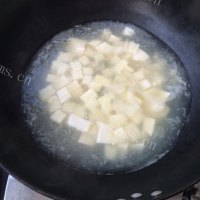 美味的小白菜豆腐汤做法图解7)