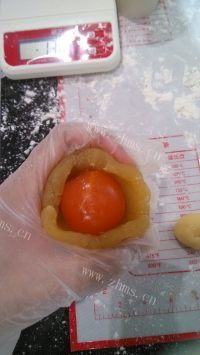 美味的蛋黄莲蓉广式月饼做法图解4)