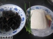 家常菜黑木耳炖豆腐做法图解1)