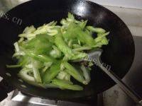 家常菜西芹炒香肠做法图解5)