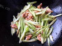 家有大厨之芹菜炒肉做法图解5)