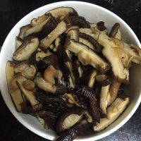 美味的香菇腊肠焖饭做法图解5)