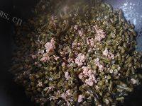 美味的酸豆角炒肉末做法图解5)