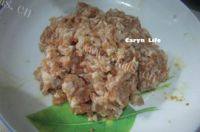 简易的梅菜肉饼做法图解3)