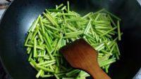 家常菜蒜苔炒肉丝做法图解4)