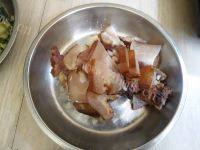 家常菜酸菜炒腊肉做法图解1)